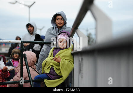 Salzburg, Österreich. 20. Sep, 2015. Kinder aus Afghanistan warten auf einer Brücke für ihre Registrierung und Transport in einem Flüchtlingsheim in Freilassing, Deutschland, nach der Überquerung der Grenze zu Fuß, an der Grenze zwischen Deutschland und Österreich in der Nähe von Salzburg, Österreich, 20. September 2015. Bildnachweis: Dpa picture Alliance/Alamy Live News Stockfoto