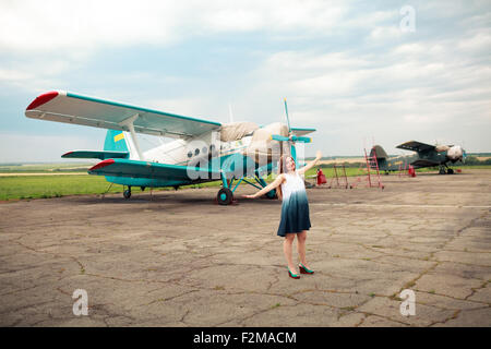 Schwangere Frau in der Nähe von Flugzeug Stockfoto
