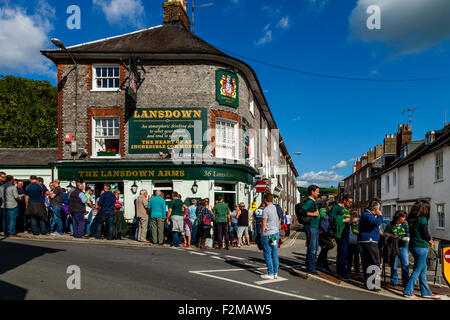 Rugby-Fans vor einem Pub vor der Öffnung Gruppenspiel der Rugby-Weltmeisterschaft 2015 zwischen Südafrika und Japan, Lewes, Großbritannien Stockfoto