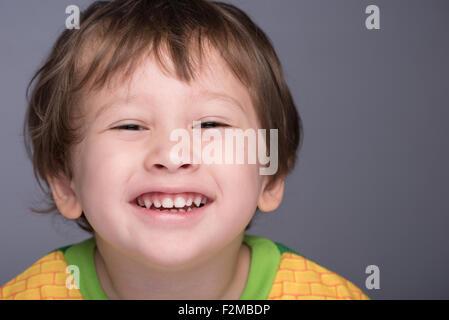 Ein fröhlicher 3-jährige Japanisch/kaukasischen junge Lächeln auf den Lippen. Stockfoto