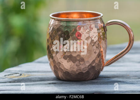 Gehämmert Kupfer Becher oder Tasse. Stockfoto