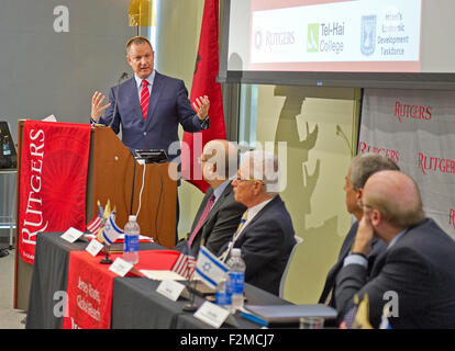 Erel Margalit, Mitglied von Israel der Knesset und seine wirtschaftliche Entwicklung-Taskforce, kündigt der New Jersey-Israel gesund, funktionellen und medizinischen Foods Alliance bei Vertragsunterzeichnung an der Rutgers University in New Brunswick, New Jersey, Freitag, 18. September 2015. Die Allianz zwischen Rutgers und Tel-Hai College in Israels Galiläa Margalit sagte, konzentrieren sich auf die Wissenschaft der Verwendung von Lebensmitteln als ein Weg, um Fettleibigkeit zu bekämpfen und Diabetes, Nahrungsmittel-Allergien und andere gesundheitliche Probleme zu verwalten wird. Die Parteien werden auf wissenschaftliche Forschung, Technologie-Vermarktung und Business-Inkubation, zusammenarbeiten und Stockfoto