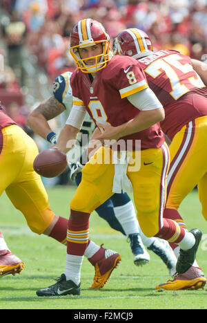 Washington Redskins quarterback Kirk Cousins (8) sieht zur hand off im ersten Quartal gegen die St. Louis Rams bei FedEx Field in Landover, Maryland, Sonntag, 20. September 2015. Bildnachweis: Ron Sachs/CNP - kein Draht-Dienst- Stockfoto