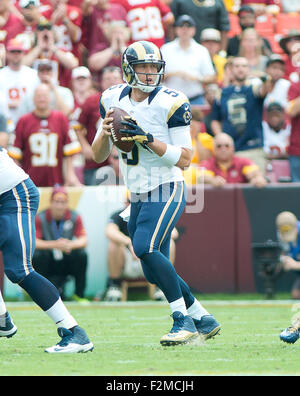 St. Louis Rams quarterback Nick Foles (5) sieht im ersten Quartal Aktion gegen die Washington Redskins in FedEx Field in Landover, Maryland, Sonntag, 20. September 2015 passieren. Bildnachweis: Ron Sachs/CNP - kein Draht-Dienst- Stockfoto