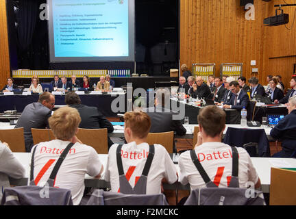 Datteln, Deutschland. 21. Sep, 2015. Mitarbeiter des Dienstleisters Energieversorger E.ON besuchen eine Anhörung über die umstrittene Datteln 4 Kohlekraftwerk, im Rathaus in Datteln, Deutschland, 21. September 2015. E.ON will eine Genehmigung für die Fertigstellung und den Betrieb zu erhalten, nachdem ein Gericht den Bau des Kraftwerkes nahezu abgeschlossen im Jahr 2009 aufgrund von Verstößen im Planungsprozess stoppte. Foto: BERND THISSEN/Dpa/Alamy Live-Nachrichten Stockfoto