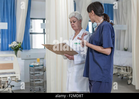 Zwei weibliche Madics, reden im Krankenhaus Stockfoto