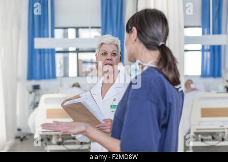 Zwei weibliche Madics, reden im Krankenhaus Stockfoto