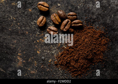 Kaffeepulver und Kaffeebohnen Stockfoto