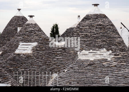 Geschnitzte Steindächern und Spitzen von Trulli im Stadtteil Monti in Alberobello. Stockfoto