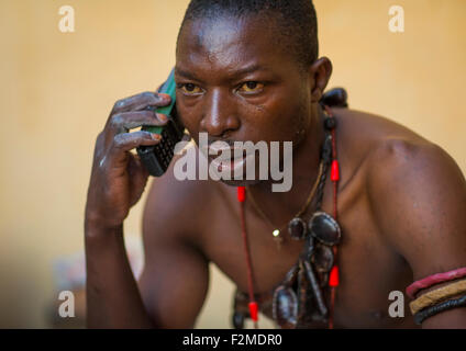 Benin, Westafrika, Bonhicon, Kagbanon Bebe Voodoo Priester sprechen am Telefon Stockfoto