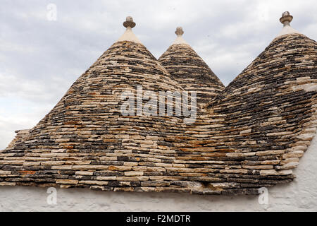 Geschnitzten Stein Dach und Zinnen der Trulli im Stadtteil Monti in Alberobello. Stockfoto