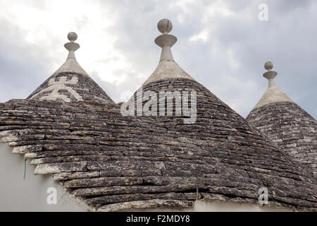 Geschnitzte Ton Dach und Zinnen der Trulli im Stadtteil Monti in Alberobello. Stockfoto