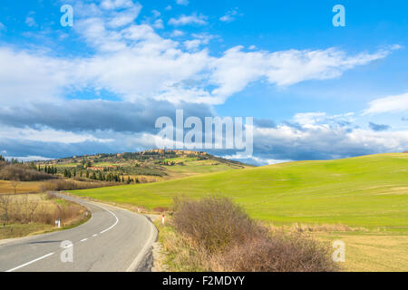 PIENZA, Italien - 25. Januar 2015: Straßenansicht der toskanischen Landschaft und Skyline von Pienza in der Nähe von Pienza, Italien. Stockfoto