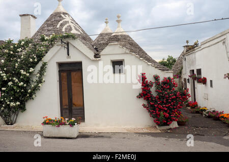 Trulli im Stadtteil Monti in Alberobello. Stockfoto