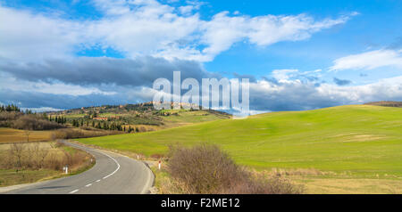 PIENZA, Italien - 25. Januar 2015: Straßenansicht der toskanischen Landschaft und Skyline von Pienza in der Nähe von Pienza, Italien. Stockfoto