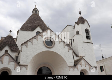 Fassade der Kirche San Antonio, Arberobello. Stockfoto