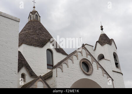 Fassade der Kirche von San Antonio, Alberobello. Stockfoto