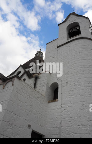 Bell Turm der Kirche von San Antonio, Alberobello. Stockfoto