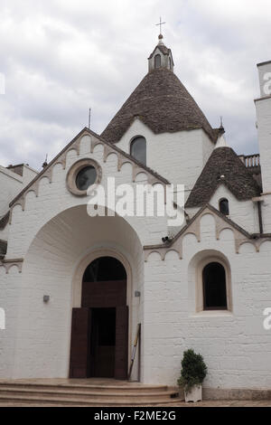 Fassade der Kirche von San Antonio, Alberobello. Stockfoto