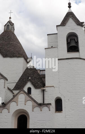 Fassade der Kirche von San Antonio, Alberobello. Stockfoto