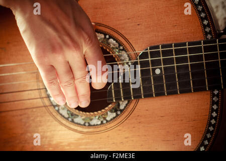 Auf der Seite einer jungen Frau, die Gitarre spielen hautnah Stockfoto