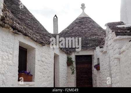 Eingang zu einem Trullo-Haus im Stadtteil Monti, Alberobello. Stockfoto