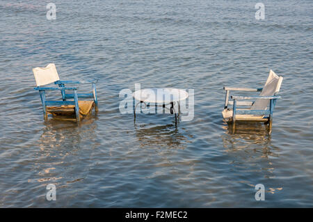 Tisch und zwei Stühle im Meer für romantisches Abendessen Stockfoto