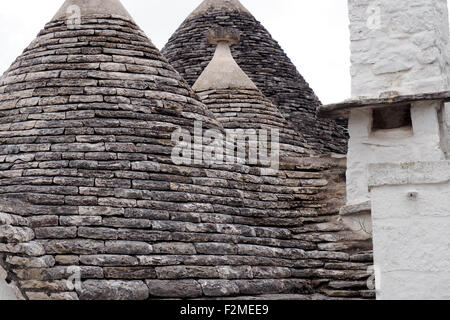 Wand und konische Stein Dach eines Trullo-Hauses. Stockfoto