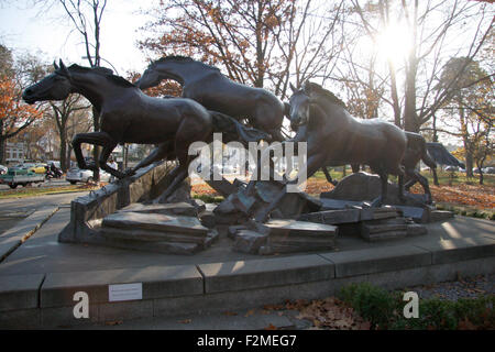 sterben, Skulptur / Skulptur "als die Mauer fiel" von Veryl Goodman, Clayallee, Berlin-Dahlem. Stockfoto