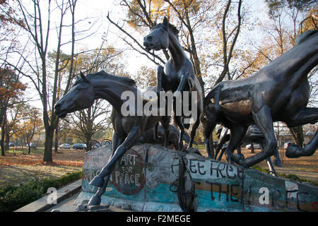 sterben, Skulptur / Skulptur "als die Mauer fiel" von Veryl Goodman, Clayallee, Berlin-Dahlem. Stockfoto