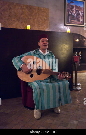 Vertikale Porträt eines marokkanischen Mann spielt eine traditionelle Oud. Stockfoto