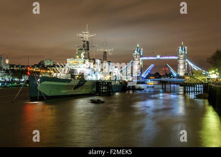 HMS Belfast auf Themse bei Nacht. London, UK. Stockfoto