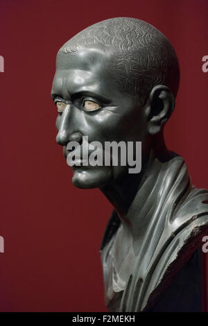 Berlin. Deutschland. Portrait von Julius Caesar, auch bekannt als die grüne Caesar, Graywacke aus Ägypten 1-50 n. Chr., Altes Museum. Stockfoto