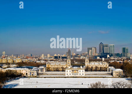 Horizontale Ansicht der Greenwich Park im Schnee mit der Queen House, National Maritime Museum in Greenwich und Canary Wharf. Stockfoto