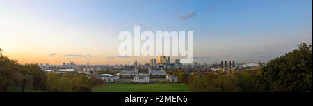 Horizontale Panorama (3 Bild Heftung) der Greenwich Park mit der Königin House, National Maritime Museum in Greenwich und Kanarischen Stockfoto