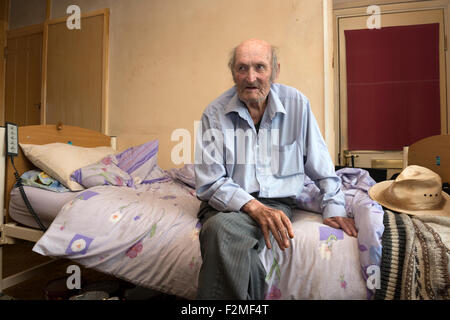 Ans Haus gefesselt Rentner, Leben allein im sozialen Wohnungsbau, Alderton, Suffolk, UK. Stockfoto