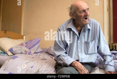 Ans Haus gefesselt Rentner, Leben allein im sozialen Wohnungsbau, Alderton, Suffolk, UK. Stockfoto