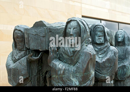 "Die Reise", eine Skulptur von Fenwick Lawson (2008), Millennium Square, Durham City, England, UK Stockfoto