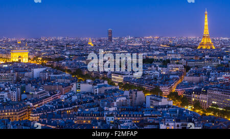 Skyline von Paris, Arc de Triomphe und dem Eiffelturm angesehen, über Dächer, Paris, Frankreich, Europa Stockfoto