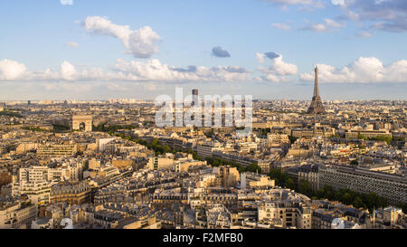 Skyline von Paris, Arc de Triomphe und dem Eiffelturm angesehen, über Dächer, Paris, Frankreich, Europa Stockfoto