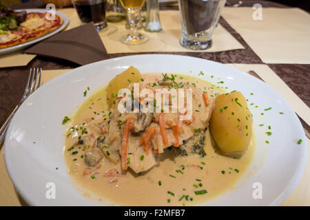 Kabeljau in Butter-Sauce mit Gemüse in einem Restaurant in Bayeux im Département Calvados in der Normandie Nordwesten Frankreichs. Stockfoto