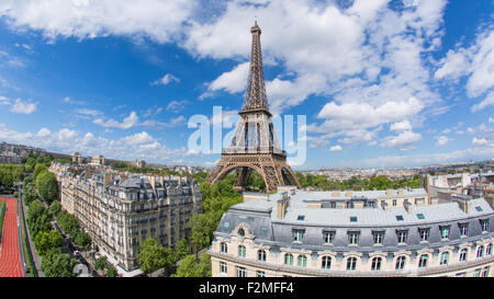 Eiffelturm, betrachtet über Dächer, Paris, Frankreich, Europa Stockfoto