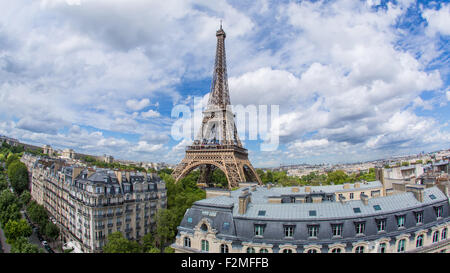 Eiffelturm, betrachtet über Dächer, Paris, Frankreich, Europa Stockfoto