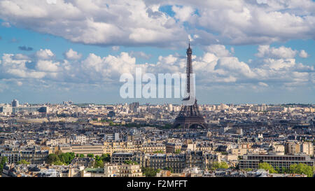 Erhöhten Blick über die Stadt mit dem Eiffelturm in der Ferne, Paris, Frankreich, Europa Stockfoto