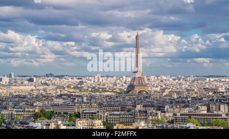 Erhöhten Blick über die Stadt mit dem Eiffelturm in der Ferne, Paris, Frankreich, Europa Stockfoto