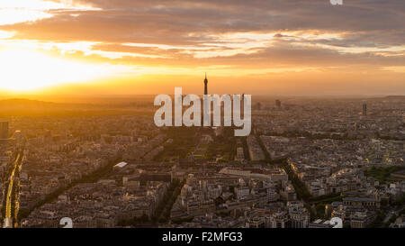 Erhöhte Abenddämmerung Blick auf den Eiffelturm, Skyline der Stadt und La Defence Skyscrapper Bezirk in der Ferne, Paris, Frankreich, Europa Stockfoto