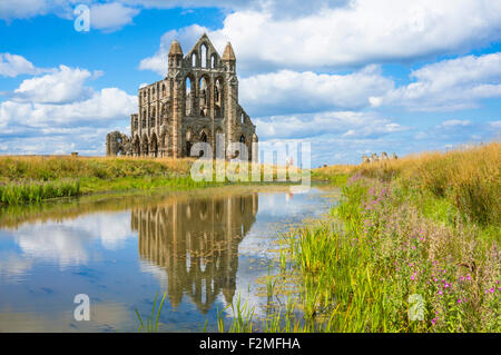 Whitby Abbey Ruinen mit Reflexionen in einem kleinen stillen Pool Whitby North Yorkshire England Großbritannien GB Europa Stockfoto