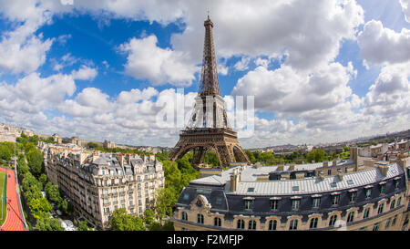Eiffelturm, betrachtet über Dächer, Paris, Frankreich, Europa Stockfoto