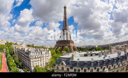 Eiffelturm, betrachtet über Dächer, Paris, Frankreich, Europa Stockfoto