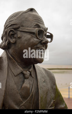 Bronzestatue von Eric Morecambe auf Morecambe Bay Front. UK Stockfoto